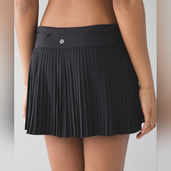 lululemon athletica Dresses & Skirts - Lululemon Pleat To Street Skirt II Black size 4 in EUC